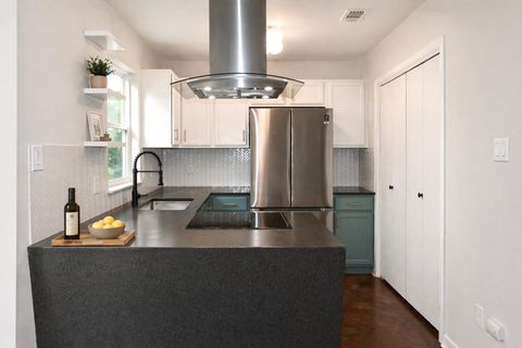 Photo of 7206 Meador Ave #B, Austin, TX 78752 (MLS # 3762296)