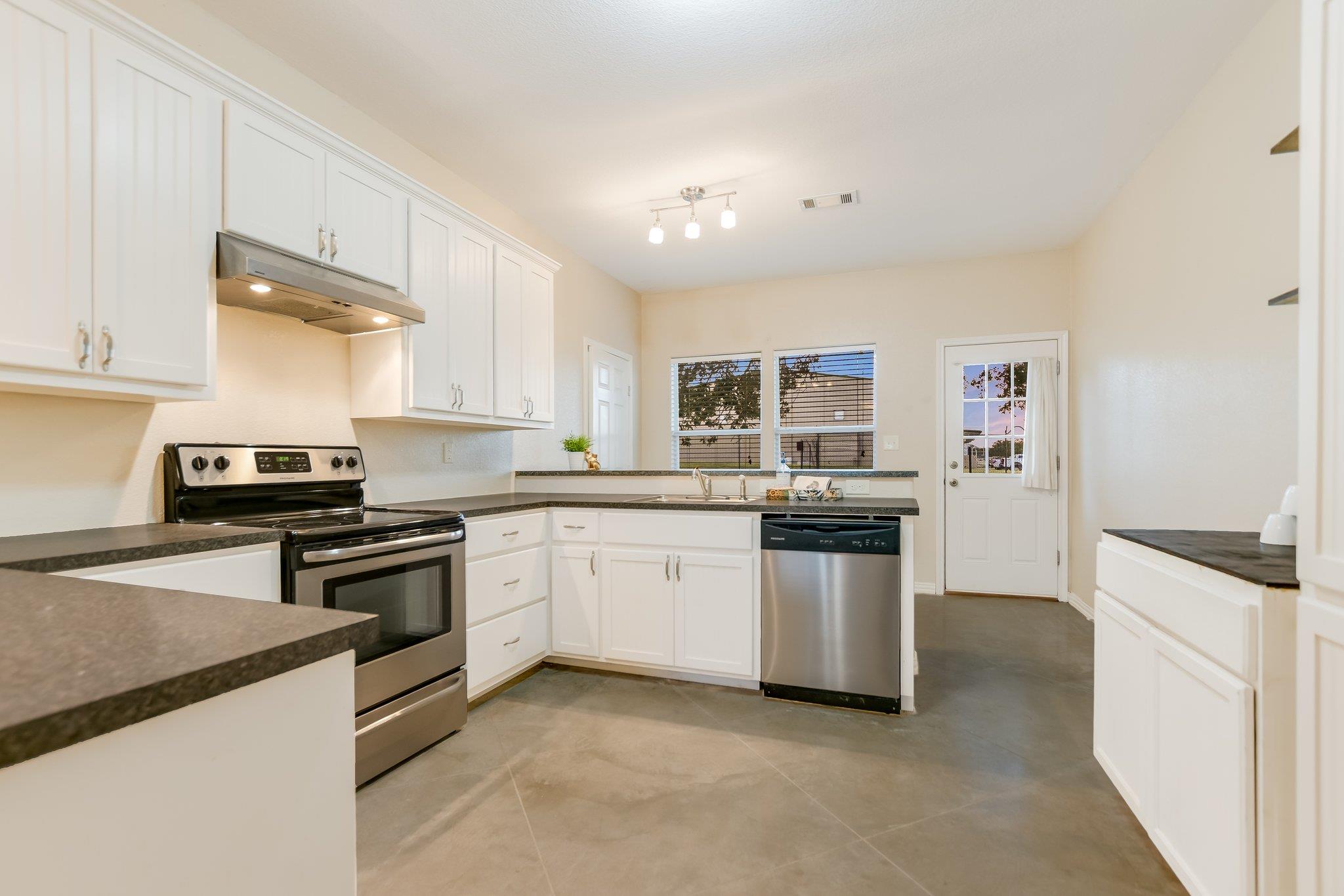 Kingsland, Texas 78639, United States, 2 Bedrooms Bedrooms, ,2 BathroomsBathrooms,Residential,Active,187738