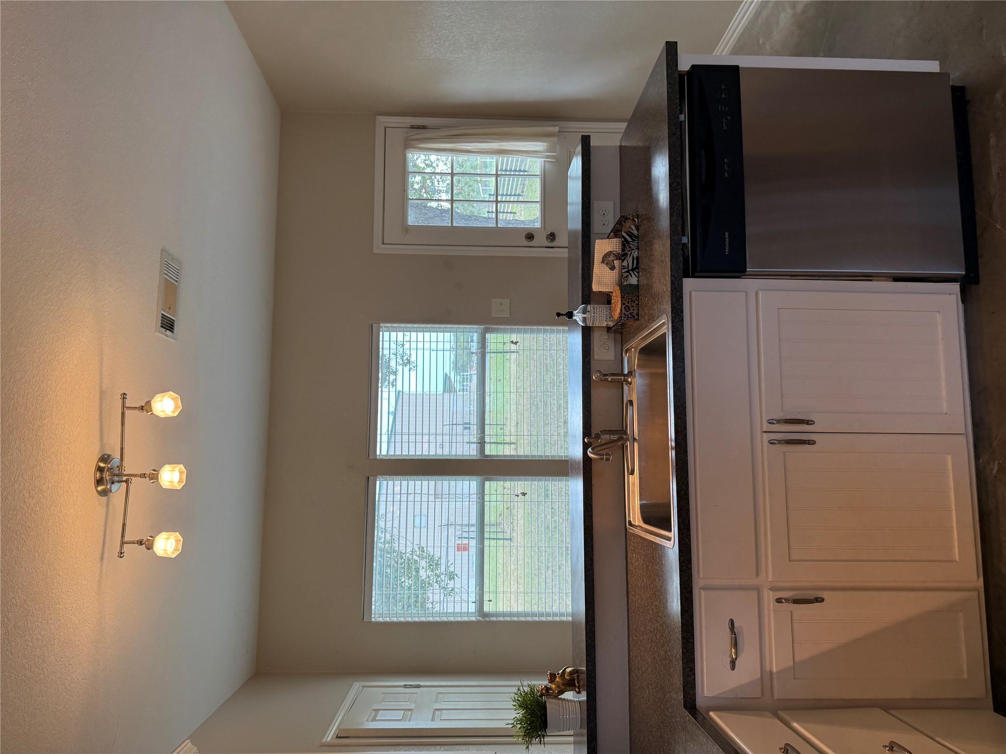 Kingsland, Texas 78639, United States, 2 Bedrooms Bedrooms, ,2 BathroomsBathrooms,Residential,Active,187738