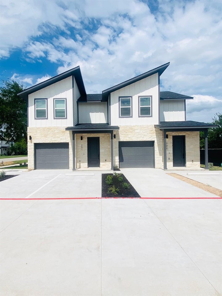 Photo 1 of 14 — 700 Horseshoe DR 101, Leander, TX 78641