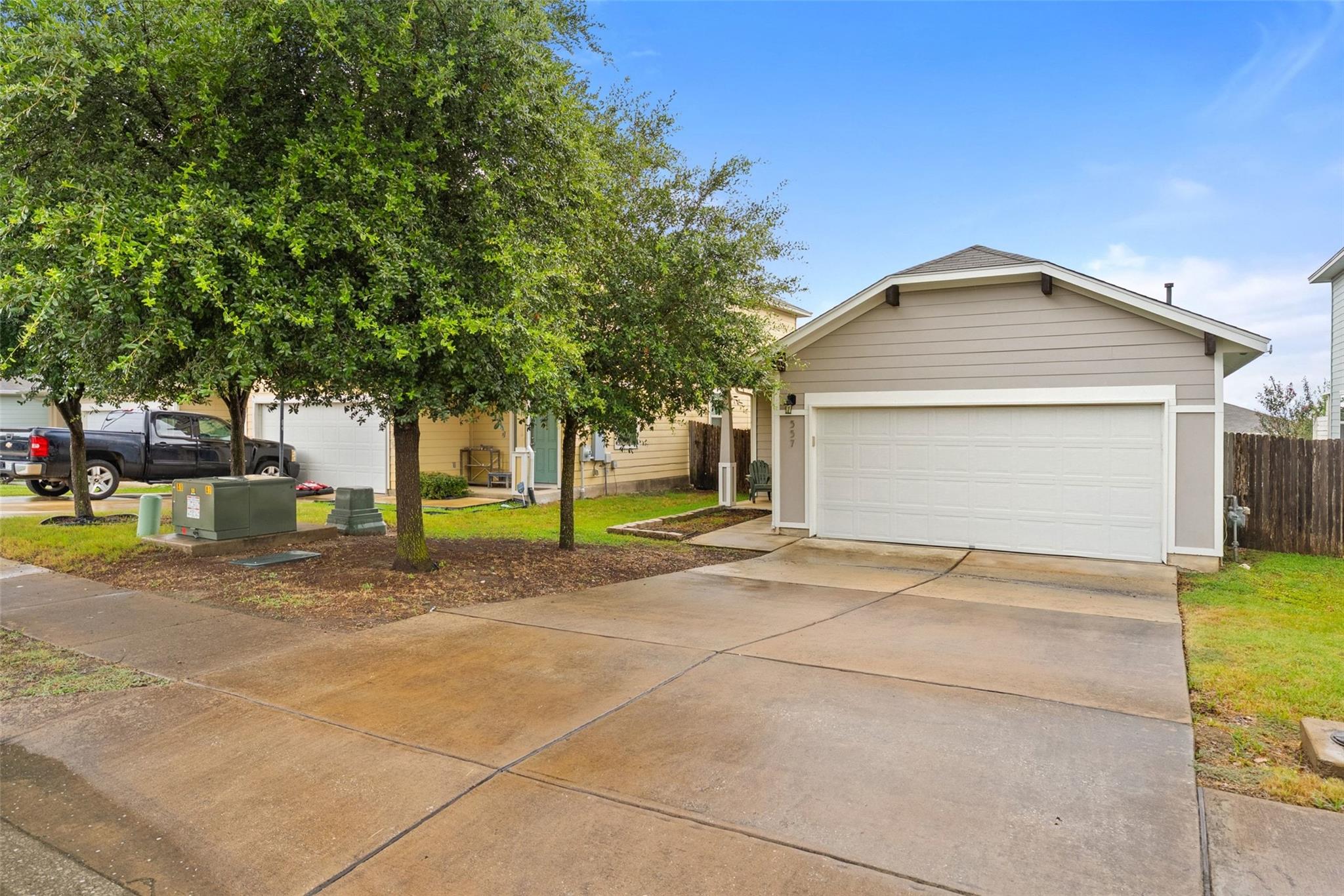 557 Twisted Oaks LN