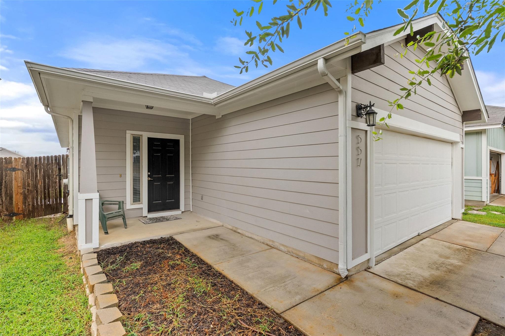 557 Twisted Oaks LN