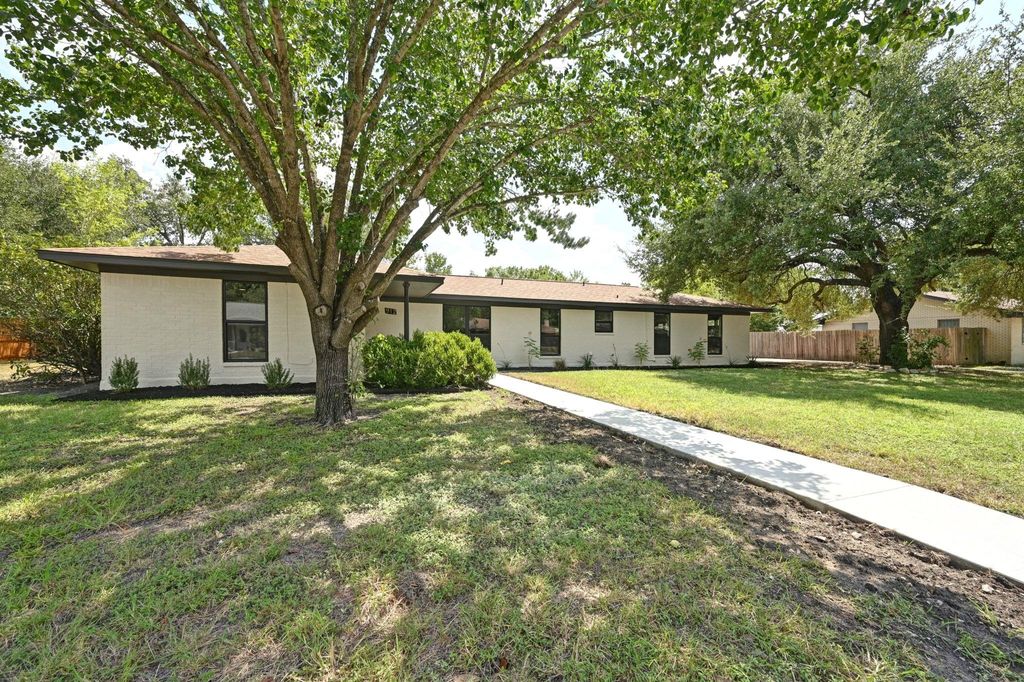 Photo of 912 Merritt DR, Lockhart, TX 78644 (MLS # 7923835)