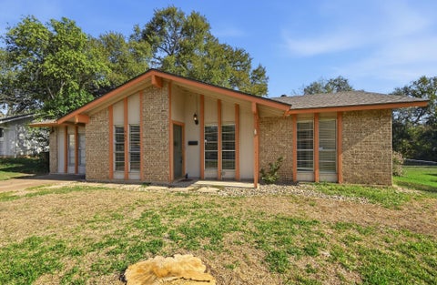 Photo of 902 Emerald Wood DR, Austin, TX 78745 (MLS # 4211338)