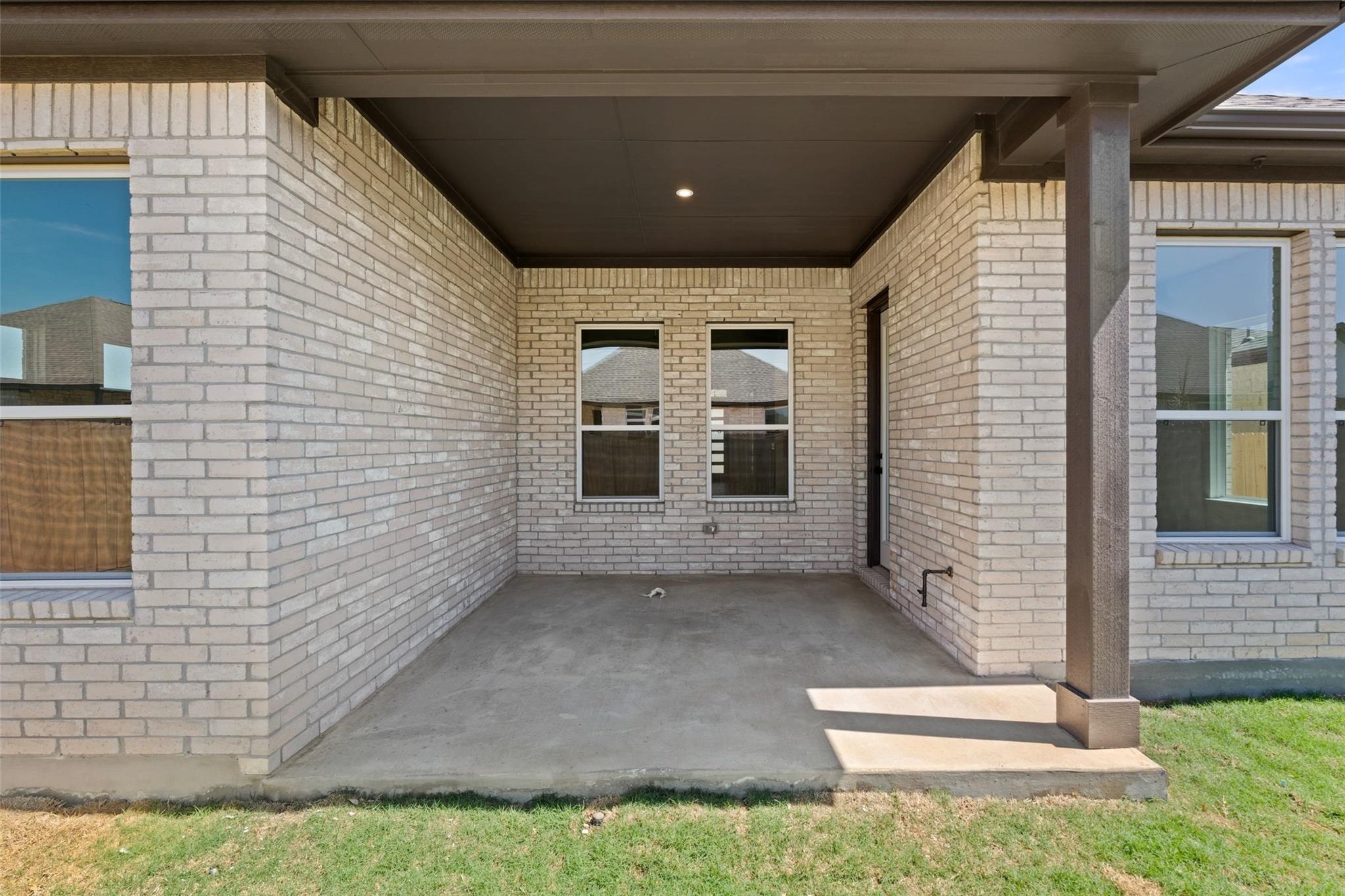 325 San Saba DR
