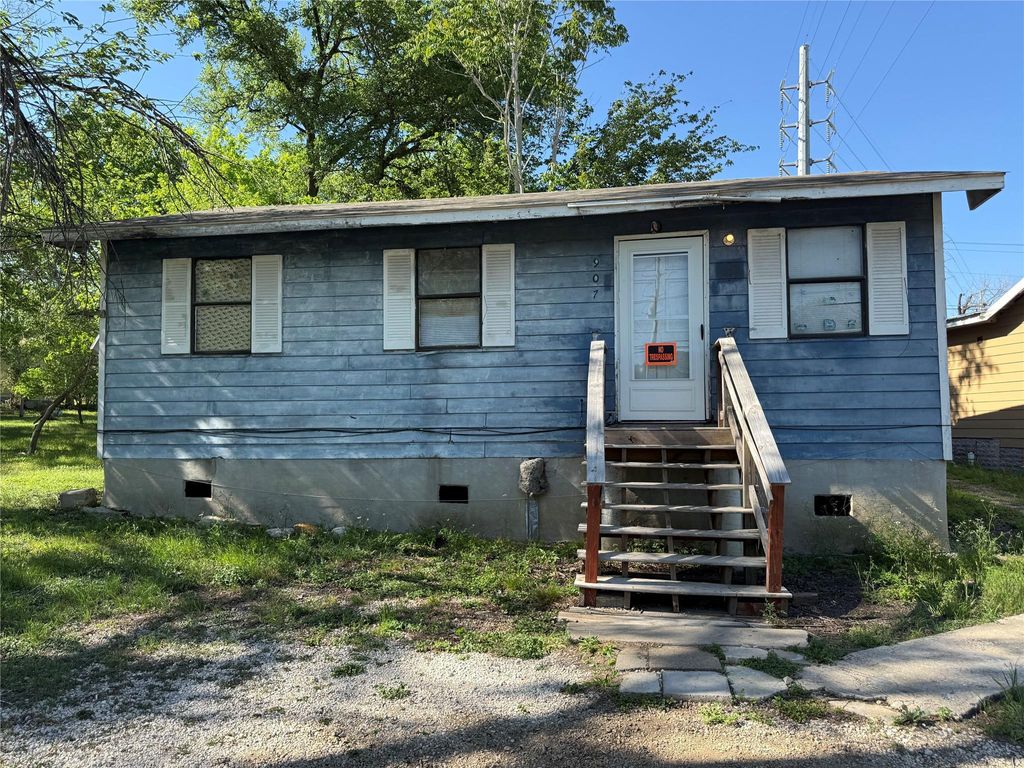 Photo of 907 E Market ST, Lockhart, TX 78644 (MLS # 4254119)