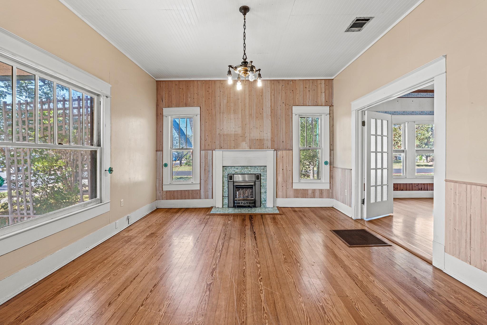110 W Pecan ST