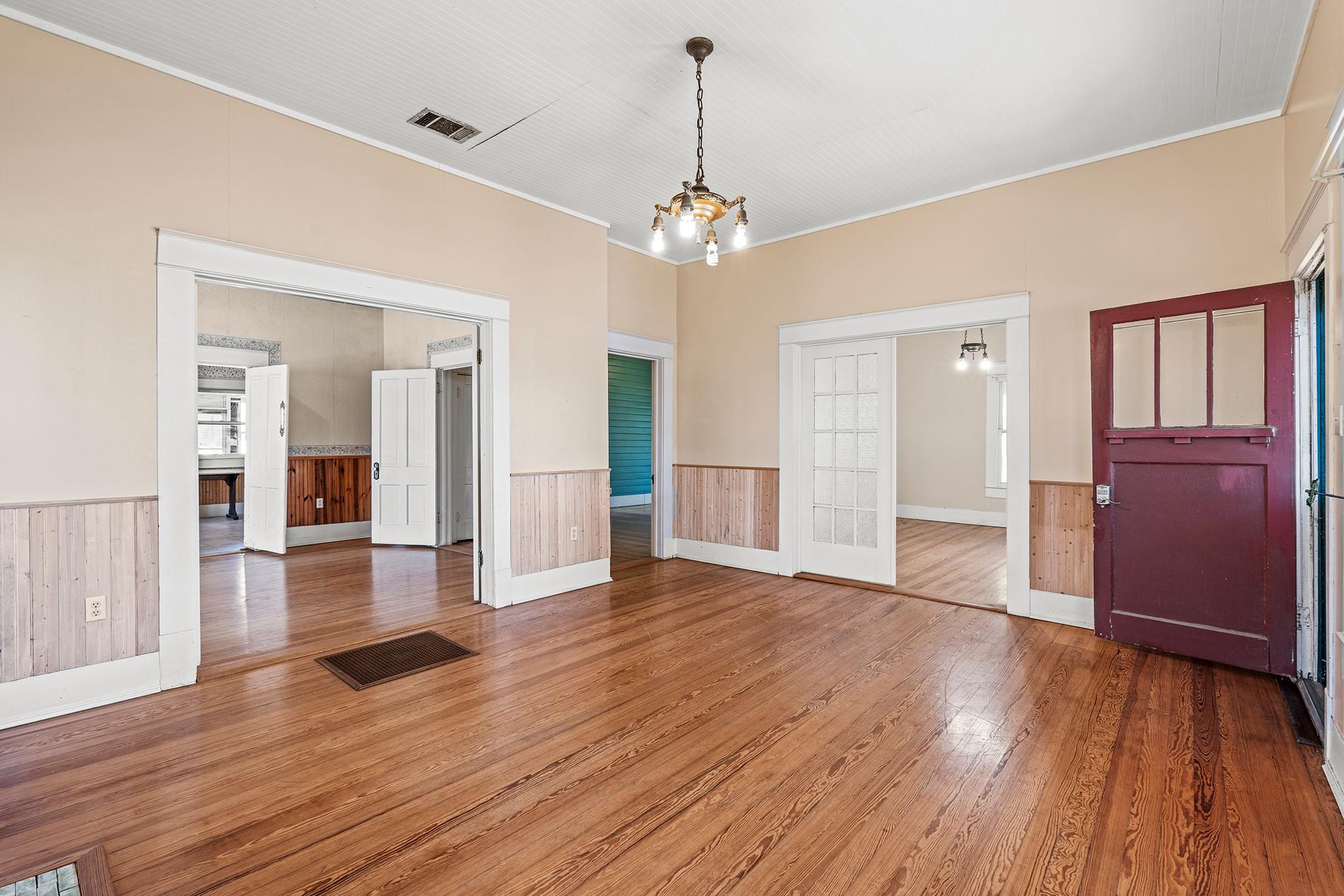 110 W Pecan ST