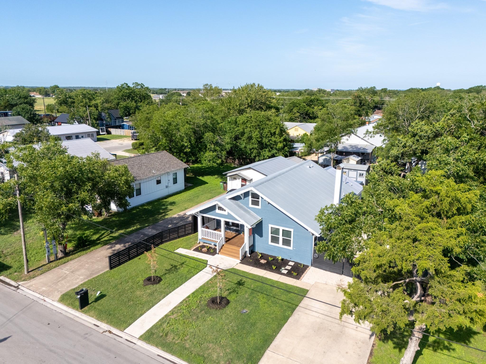 811/ 813 S Commerce ST