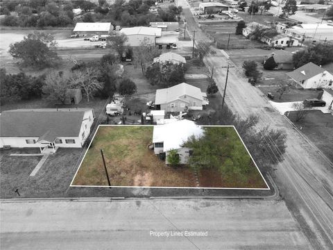 207 S Waco ST Giddings TX 78942