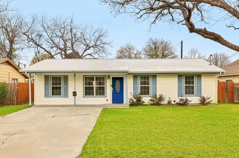 Photo of 803 E 3rd ST, Georgetown, TX 78626 (MLS # 5811954)