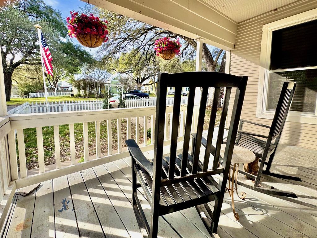 Photo of 802 Hudgins ST, Smithville, TX 78957 (MLS # 6813933)