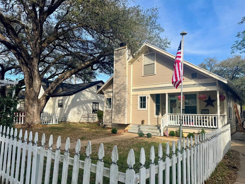 Photo of 802 Hudgins ST, Smithville, TX 78957 (MLS # 6813933)