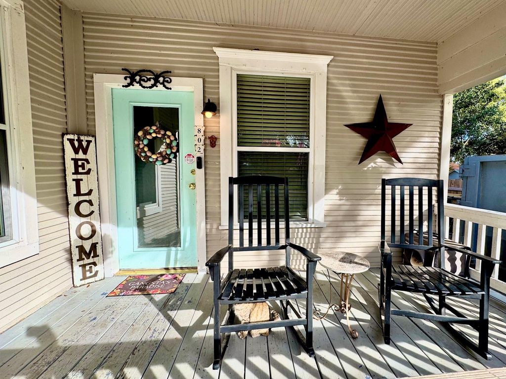 Photo of 802 Hudgins ST, Smithville, TX 78957 (MLS # 6813933)