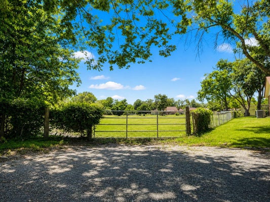 S KNOX AVE, GIDDINGS, TX 78942 - Image a91cbe9149eca1e1cedb3ae073480607/39111987
