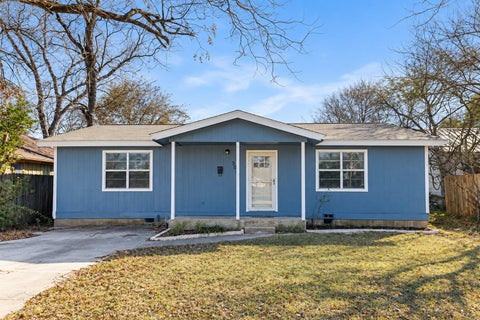 Photo of 303 E AUSTIN Ave, Round Rock, TX 78664 (MLS # 4883491)