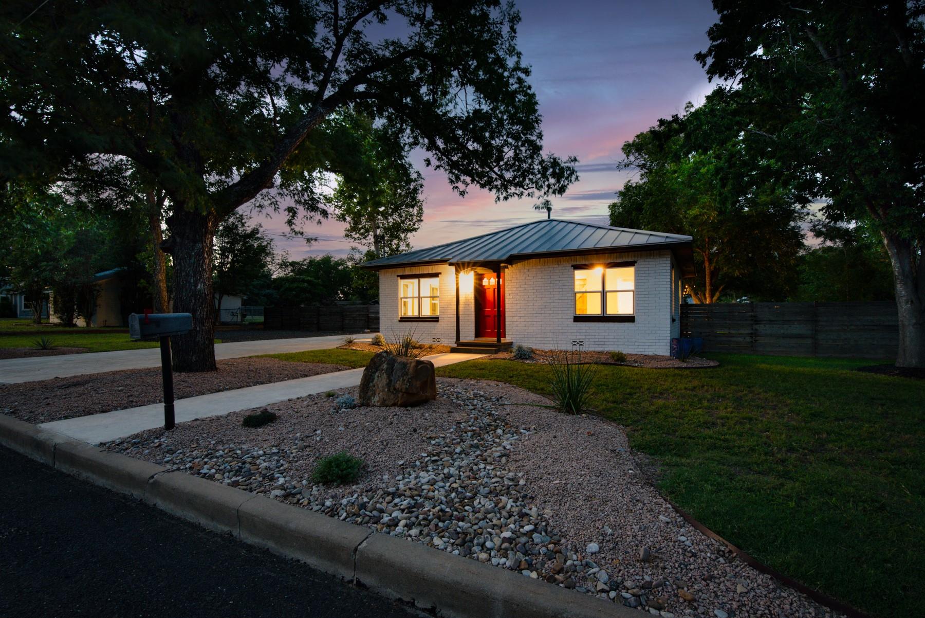 318 W Hackberry ST