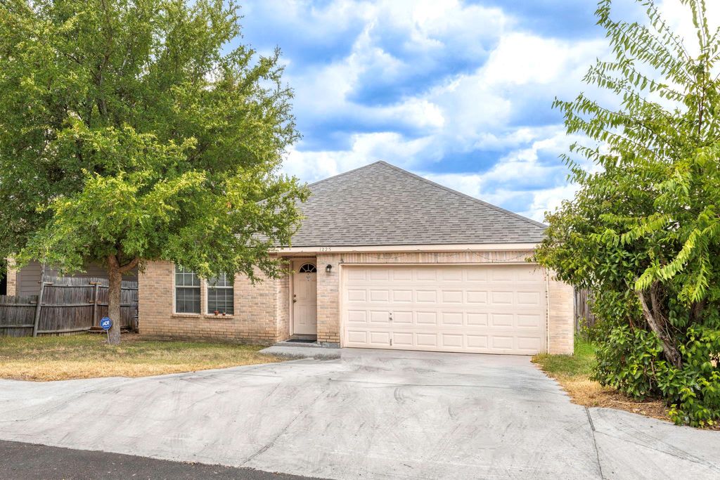 Photo of 1225 Hilltop DR, San Marcos, TX 78666 (MLS # 7097970)