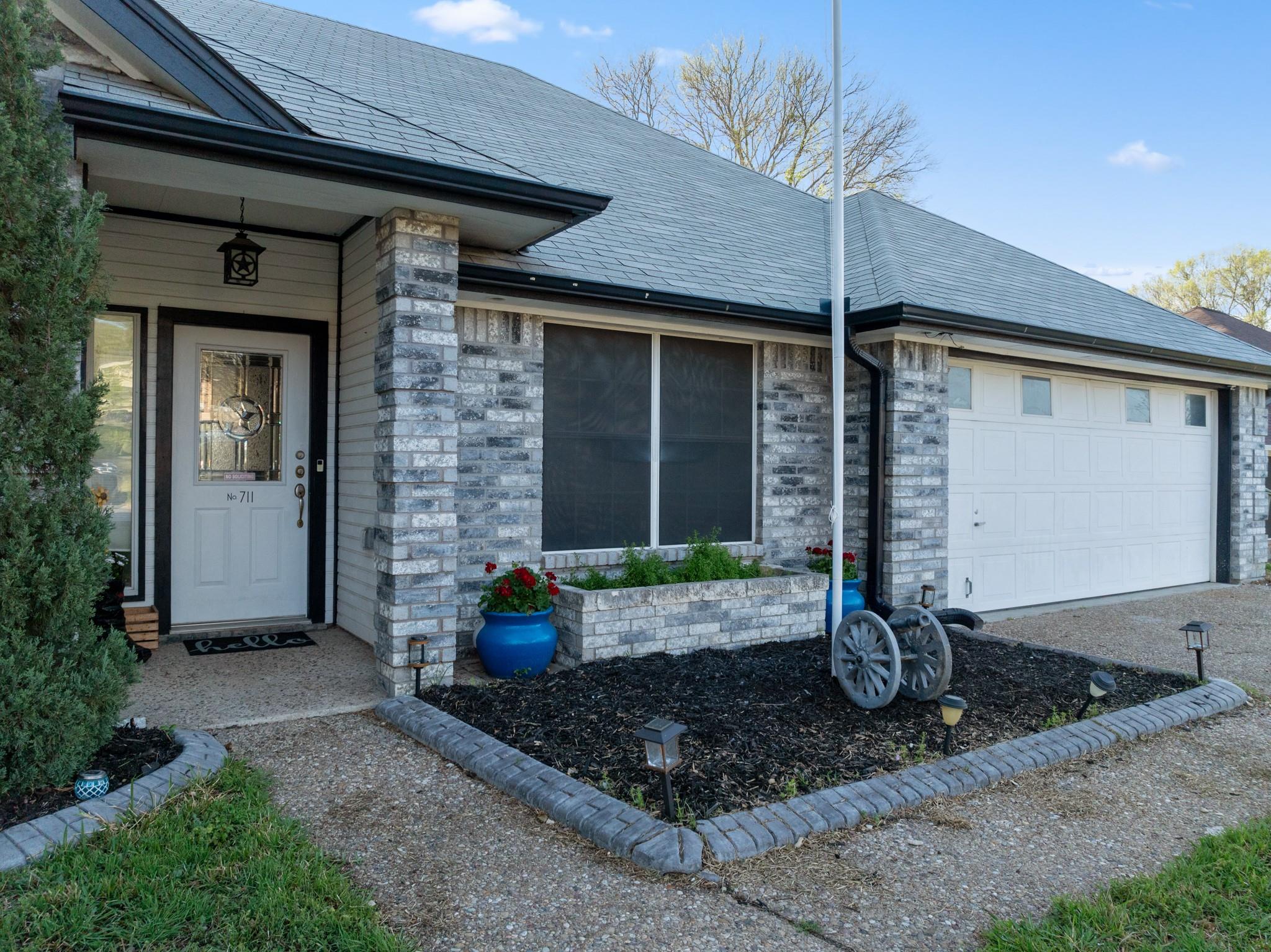 711 Mueller ST