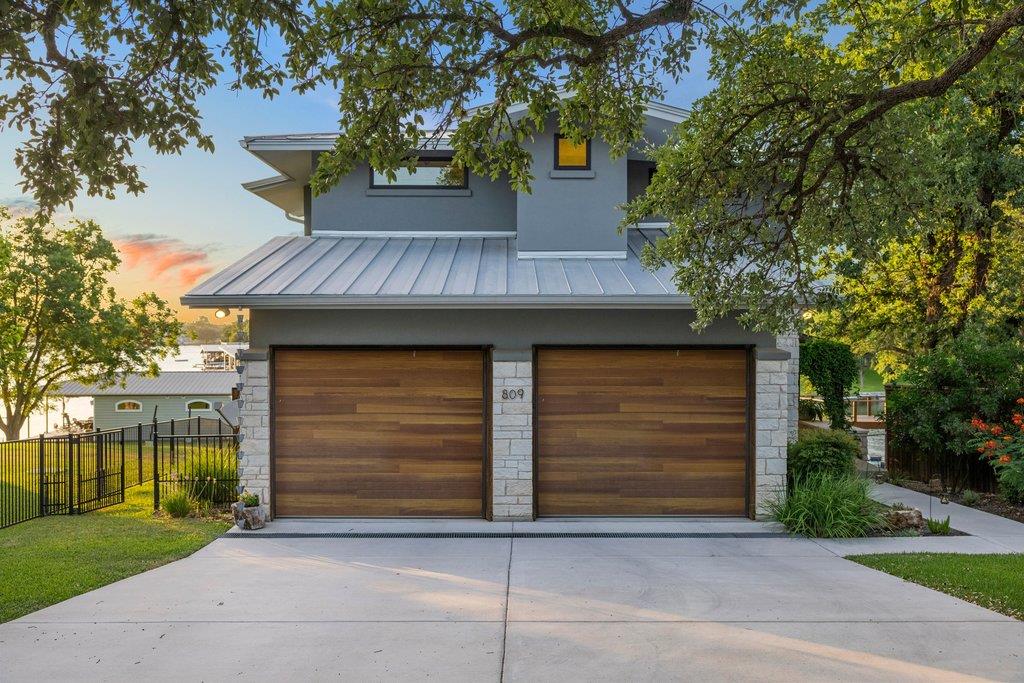 809 N Shorewood DR