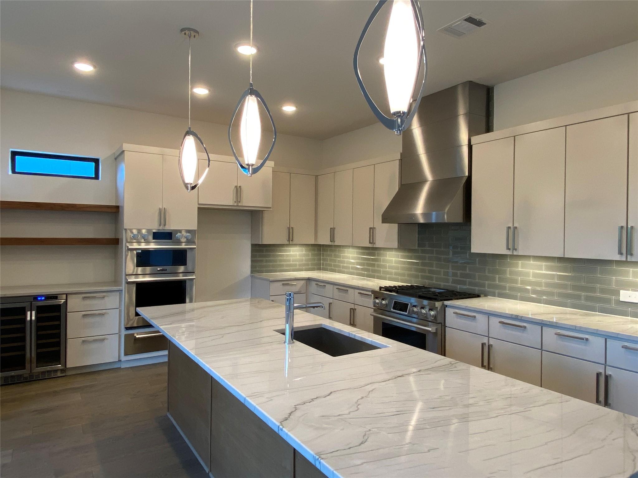 1004 Barrie DR