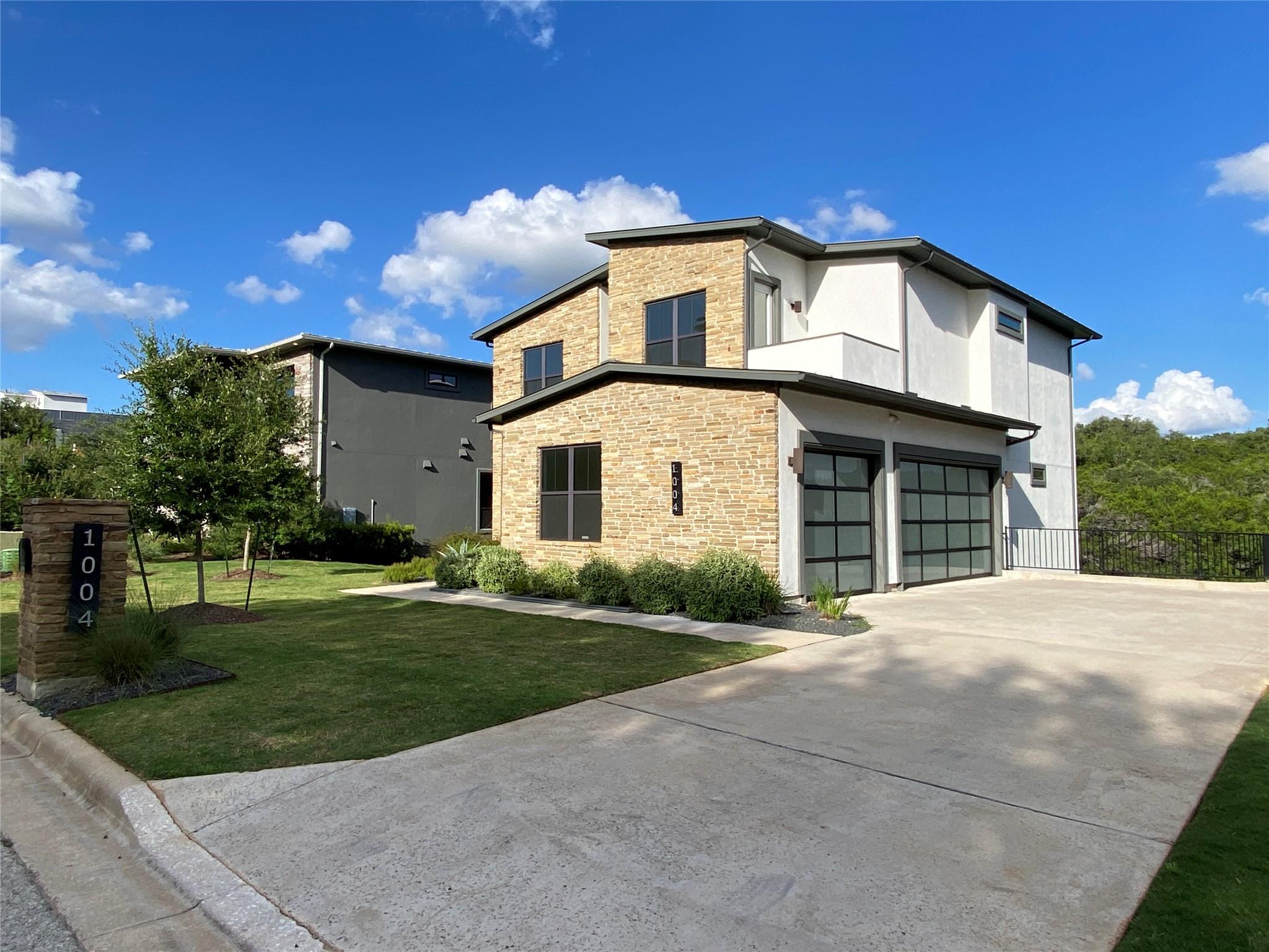 1004 Barrie DR