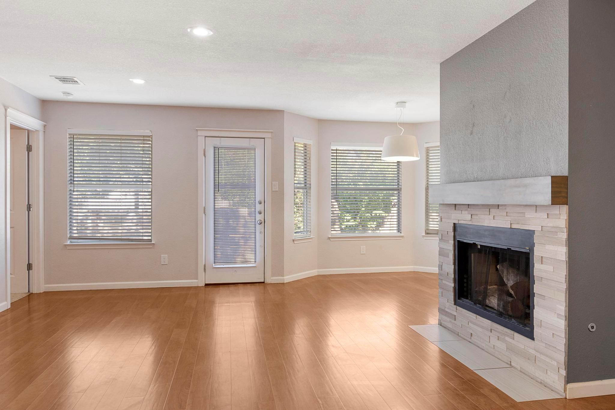 2305 Wright CIR