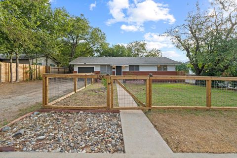 Photo of 1805 Vine ST, Georgetown, TX 78626 (MLS # 2171022)