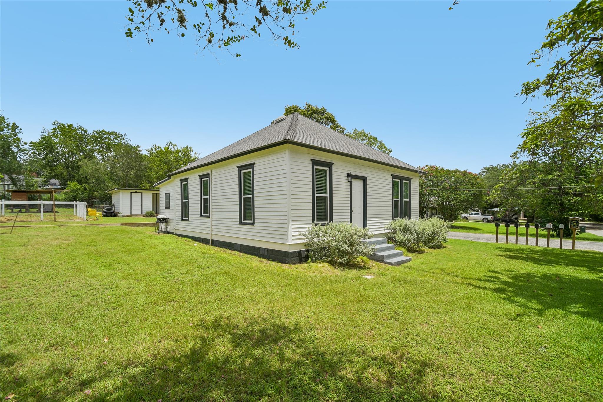 406 Live Oak ST