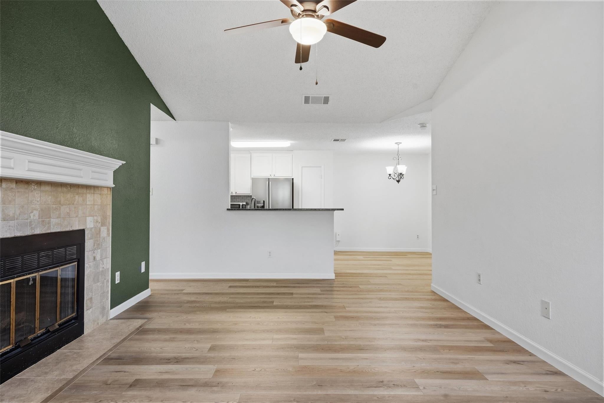 14401 Tiffer LN