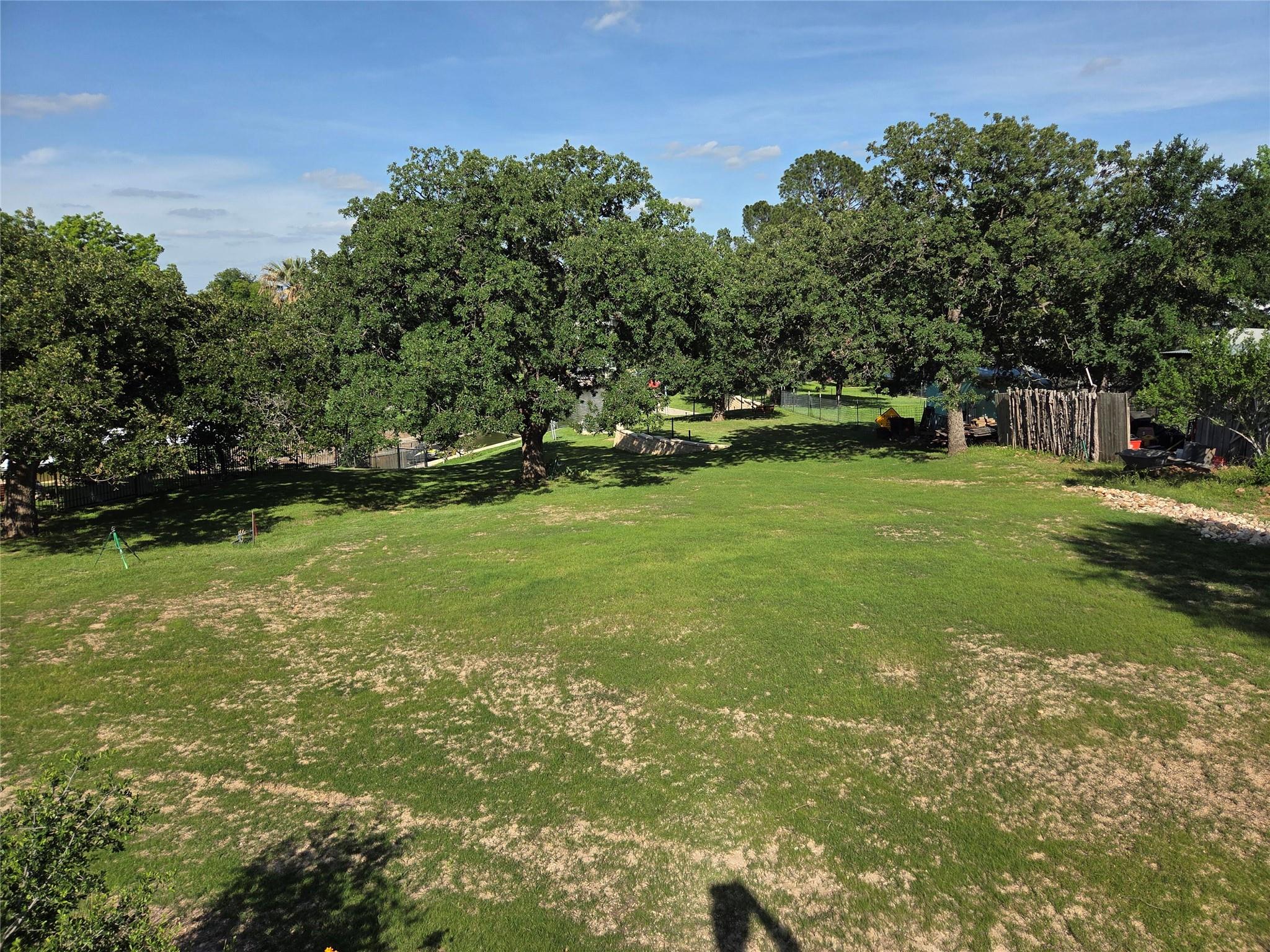 203 W Lakeshore DR