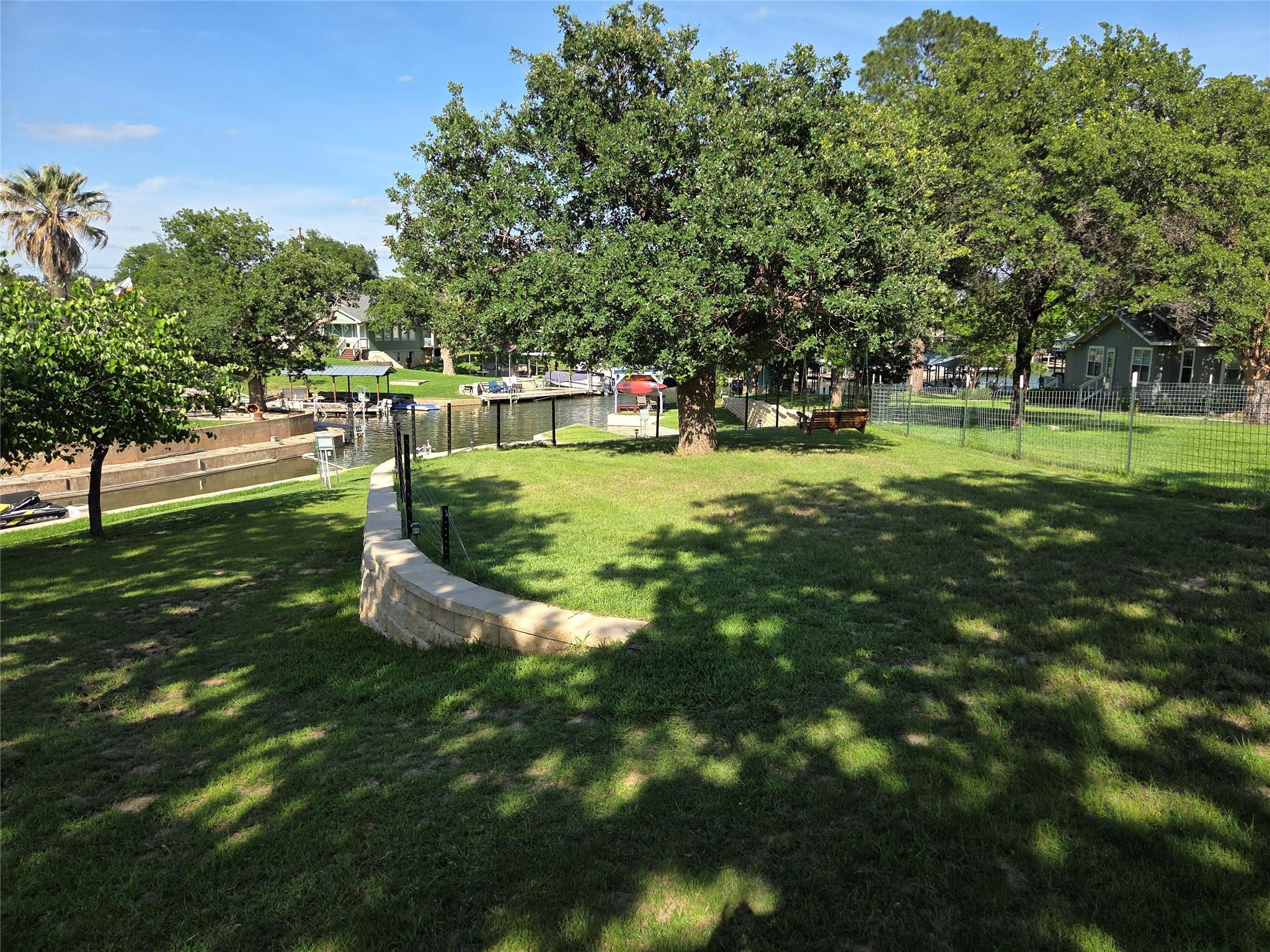 203 W Lakeshore DR