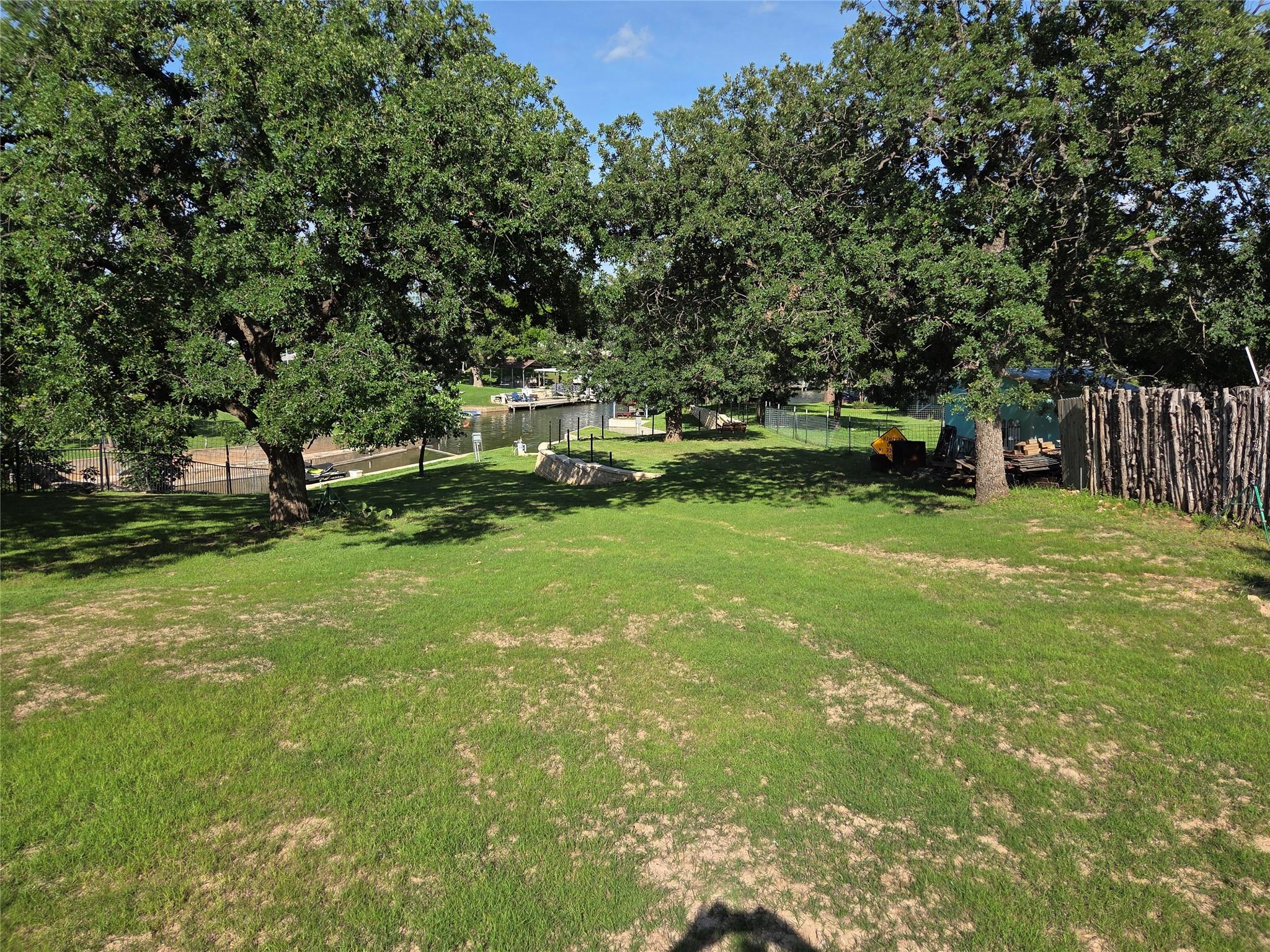 203 W Lakeshore DR