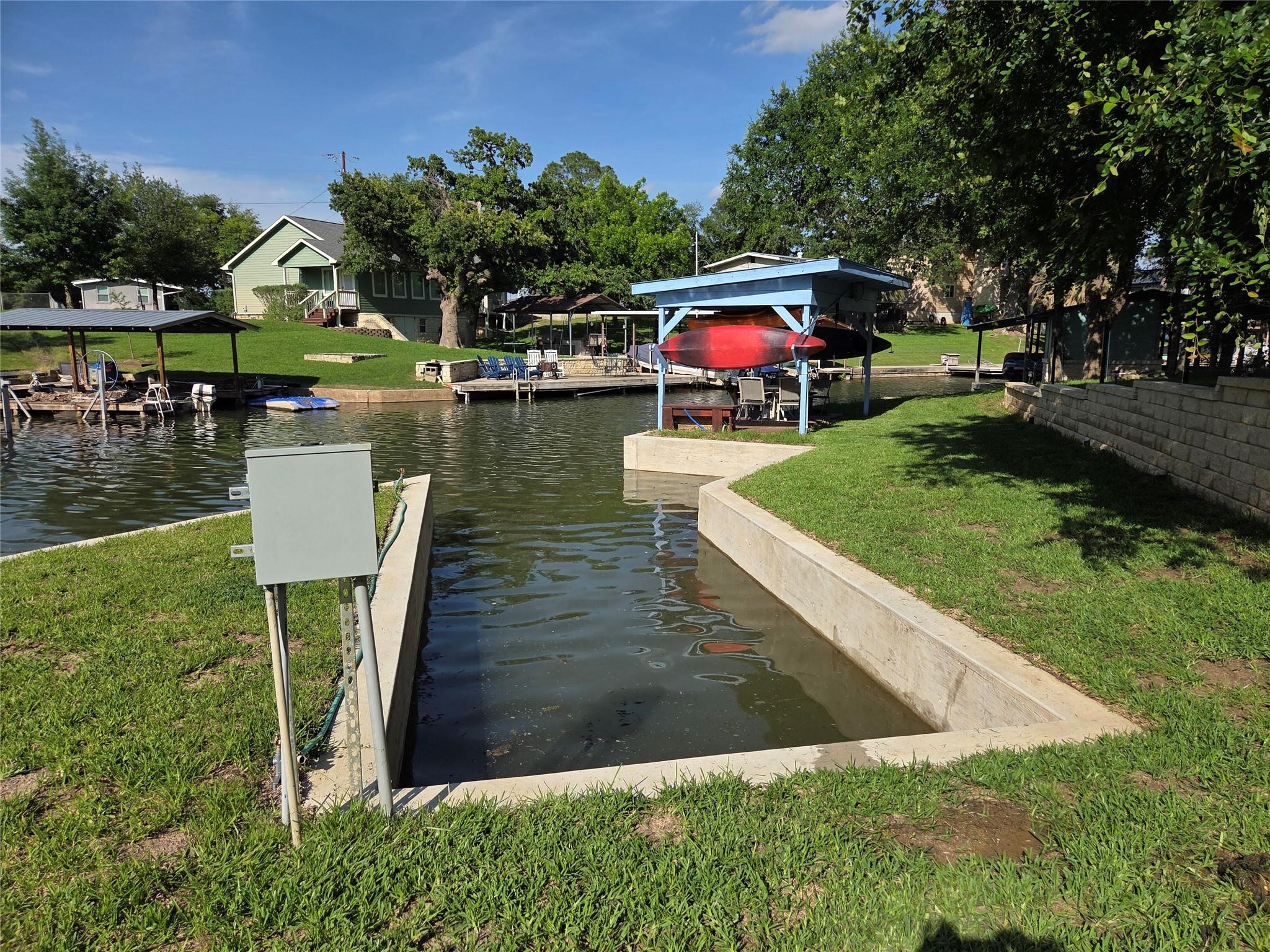 203 W Lakeshore DR