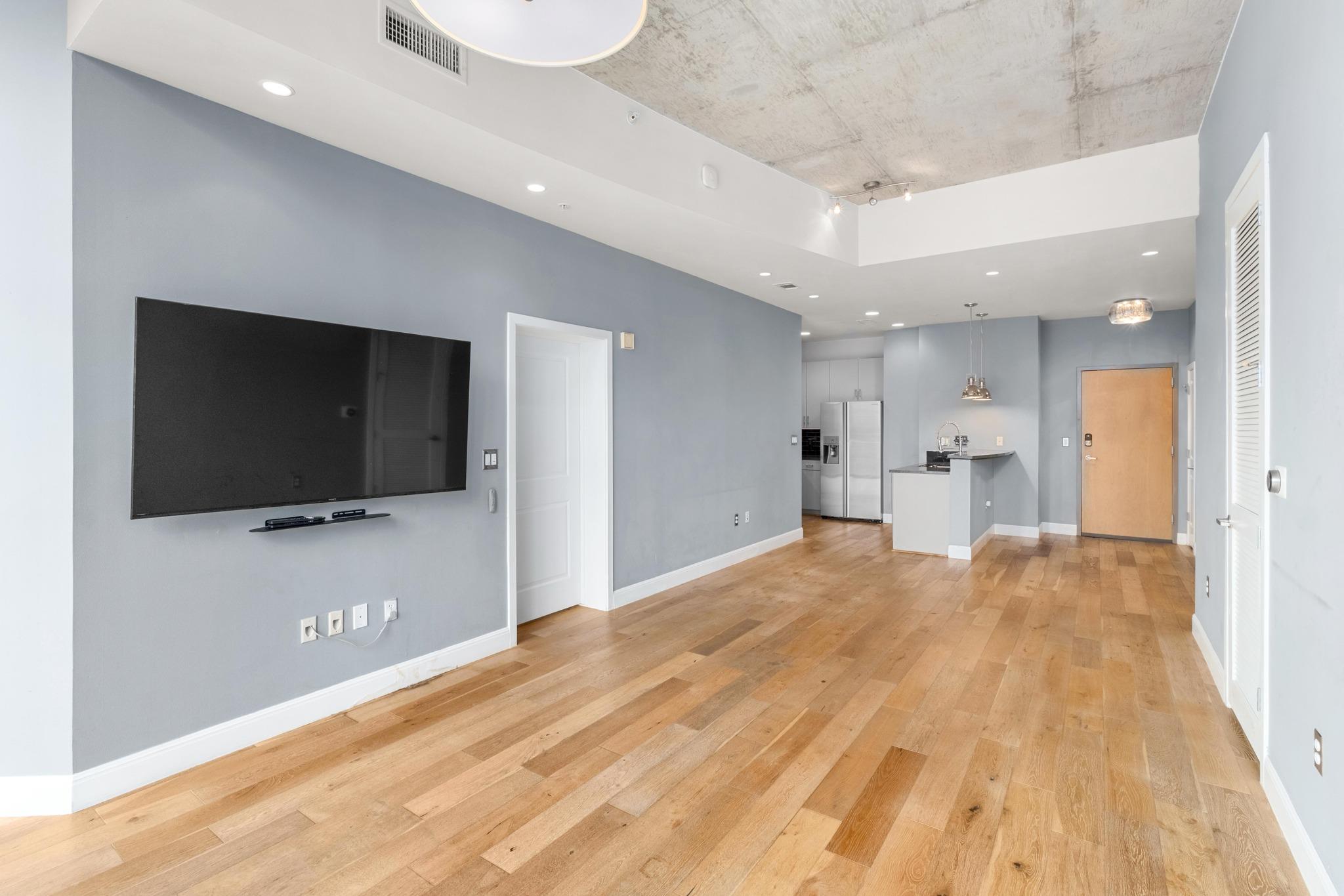 360 Nueces ST 1611