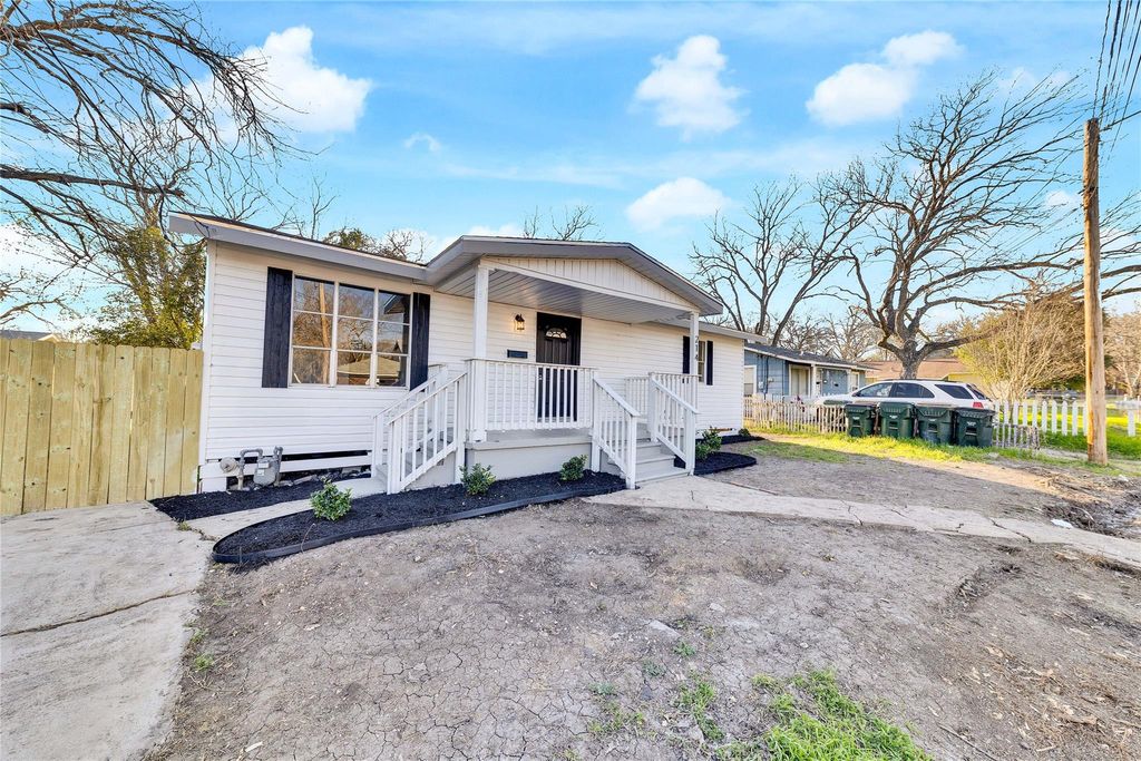 Photo of 214 Jackman ST, San Marcos, TX 78666 (MLS # 3327000)
