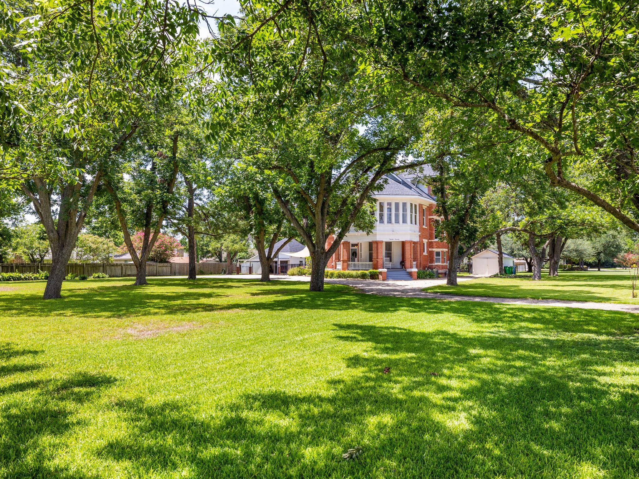 1220 W Lake DR