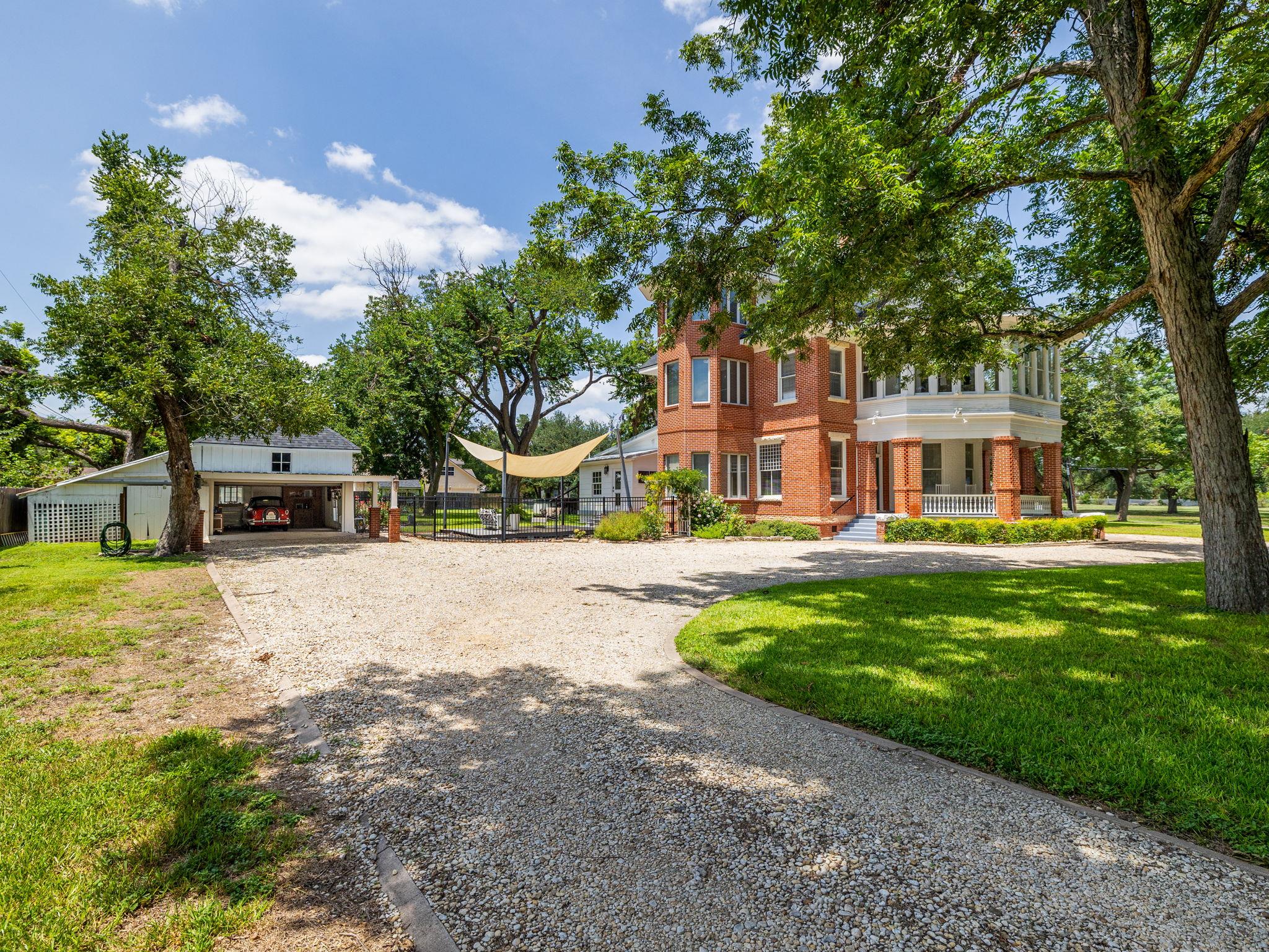 1220 W Lake DR
