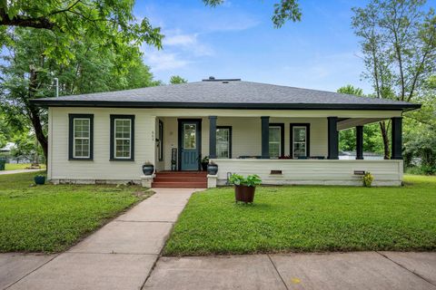 Photo of 602 E 6th ST, Cameron, TX 76520 (MLS # 7373298)