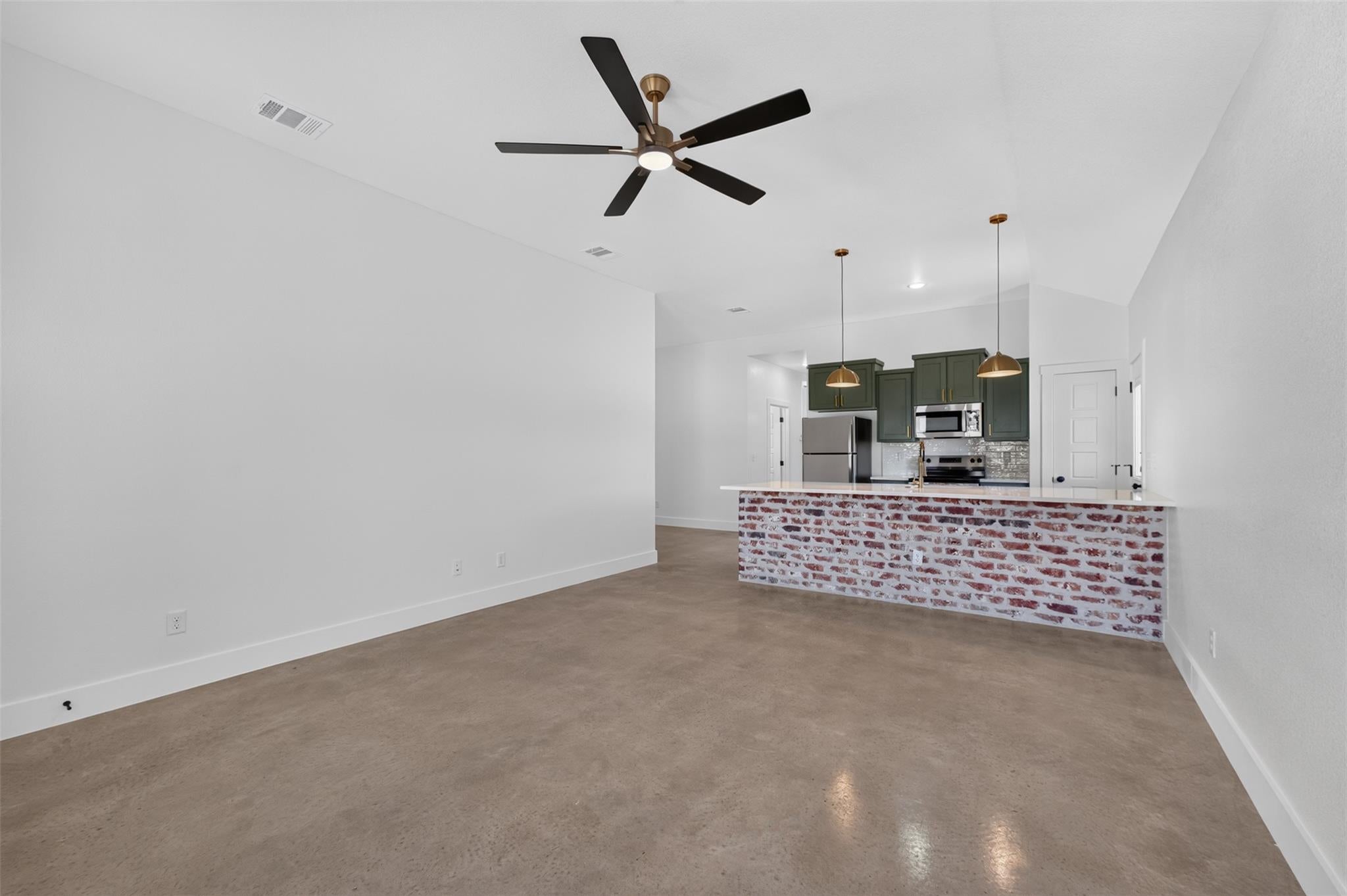 105 Leon LN