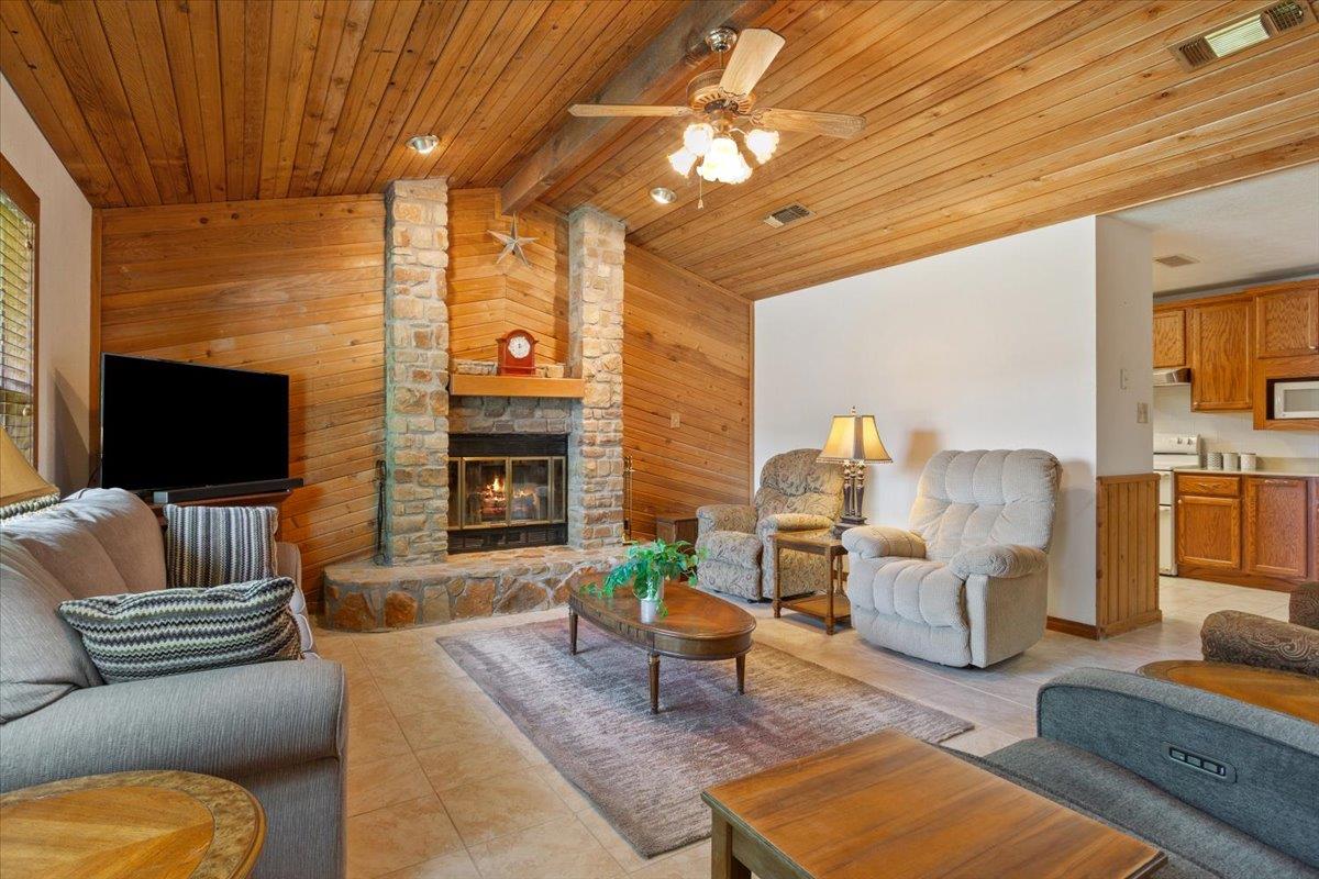 1115 Hackberry DR
