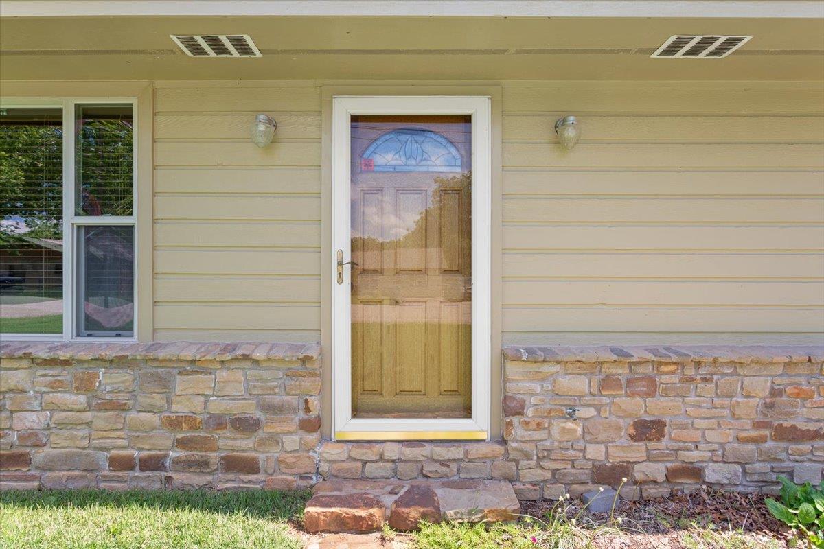 1115 Hackberry DR
