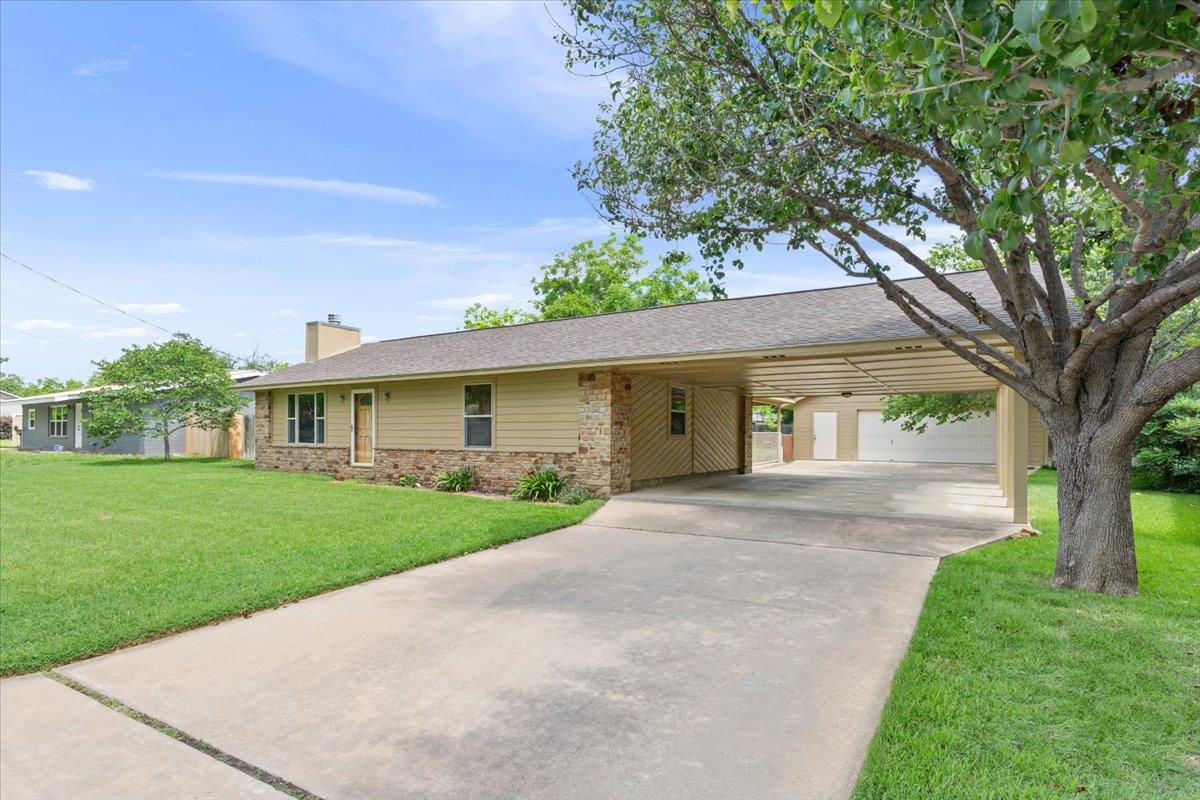 1115 Hackberry DR