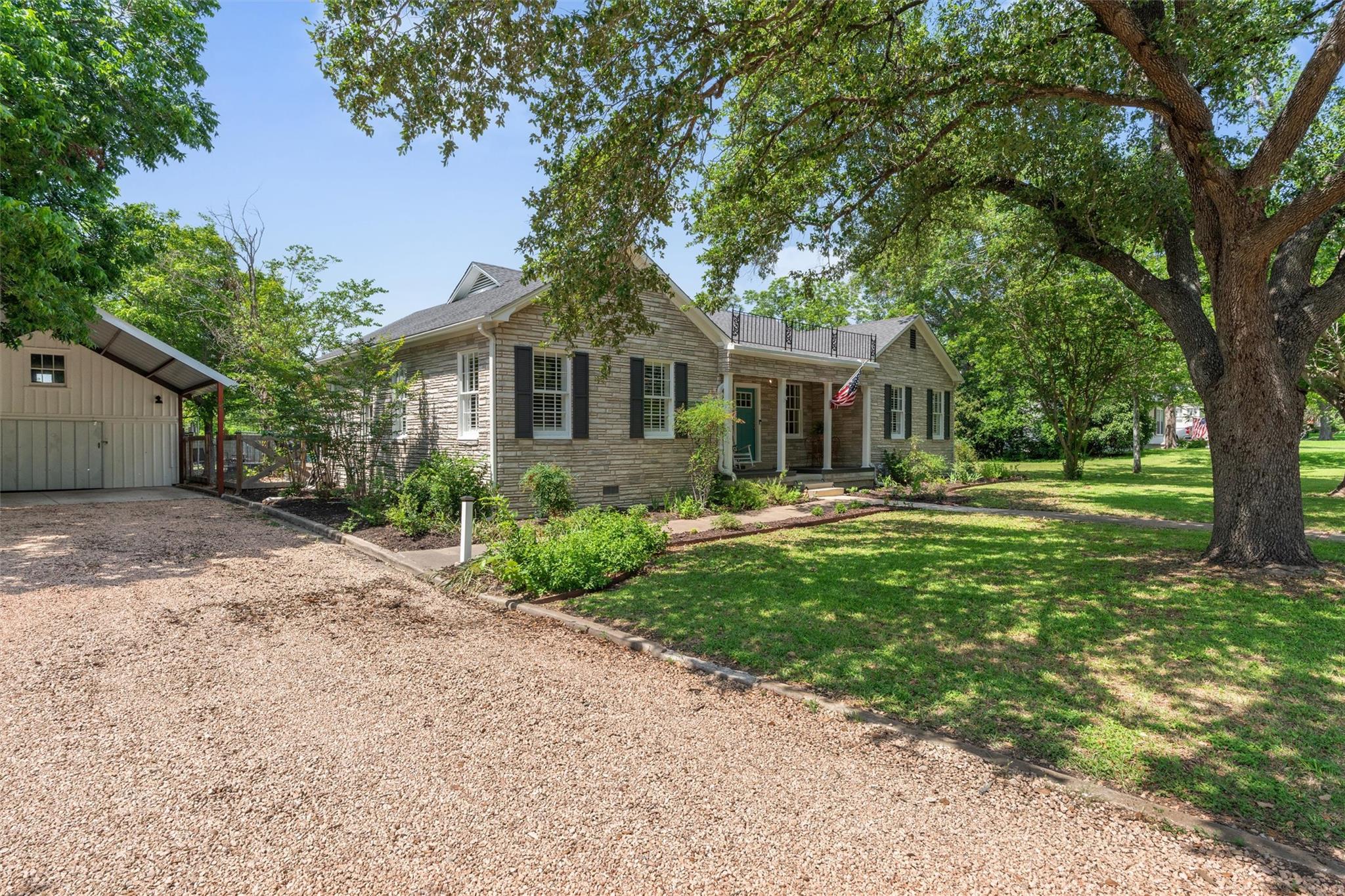 1922 W Lake DR