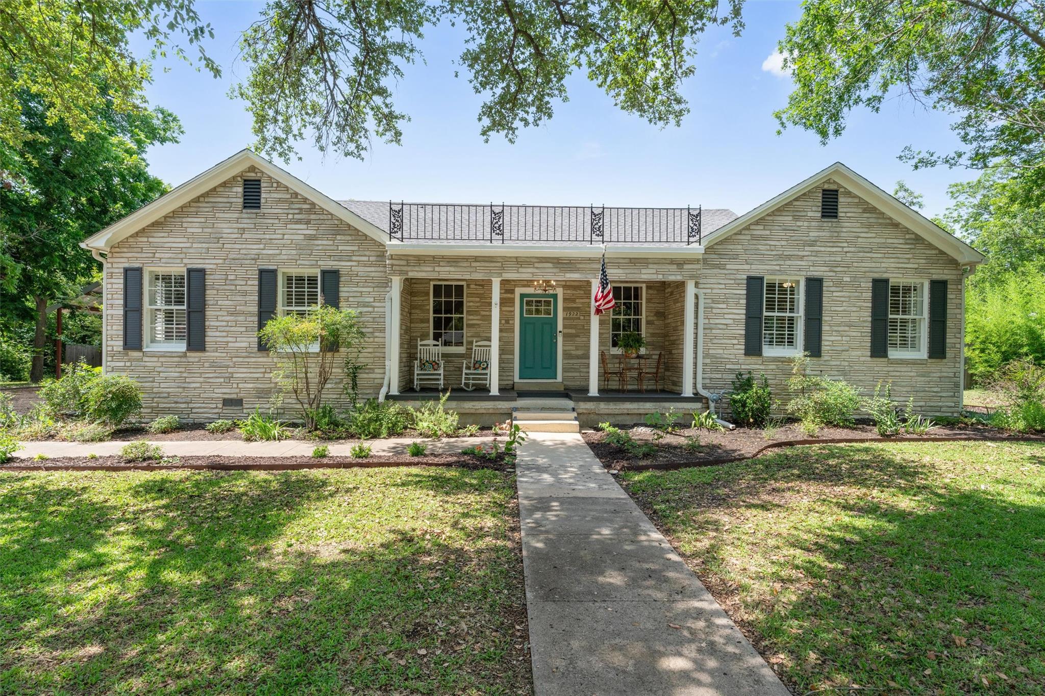 1922 W Lake DR