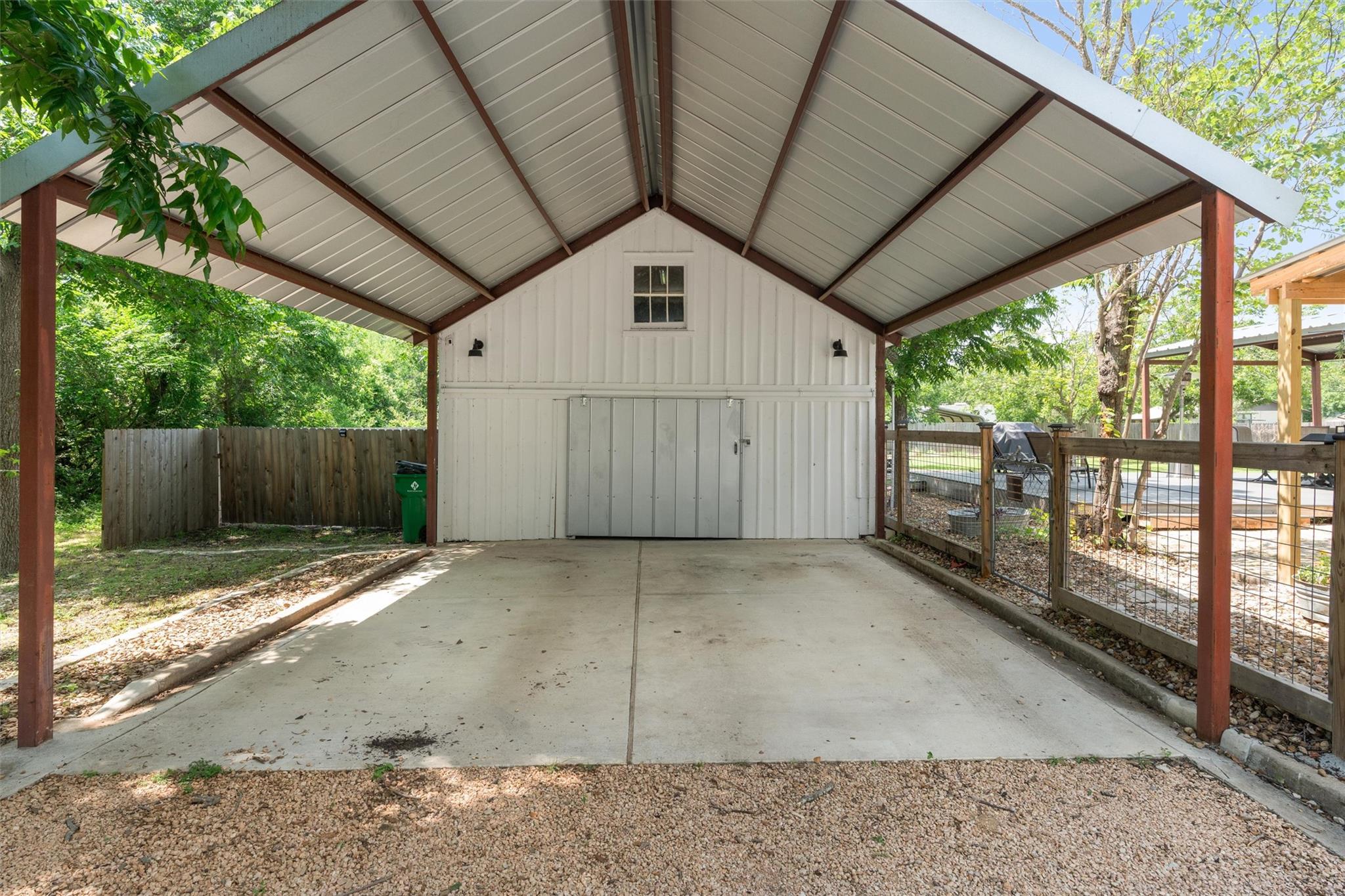 1922 W Lake DR