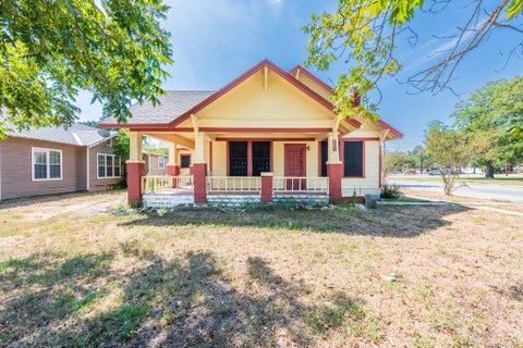 Photo of 802 E Crockett ST, Luling, TX 78648 (MLS # 7992515)