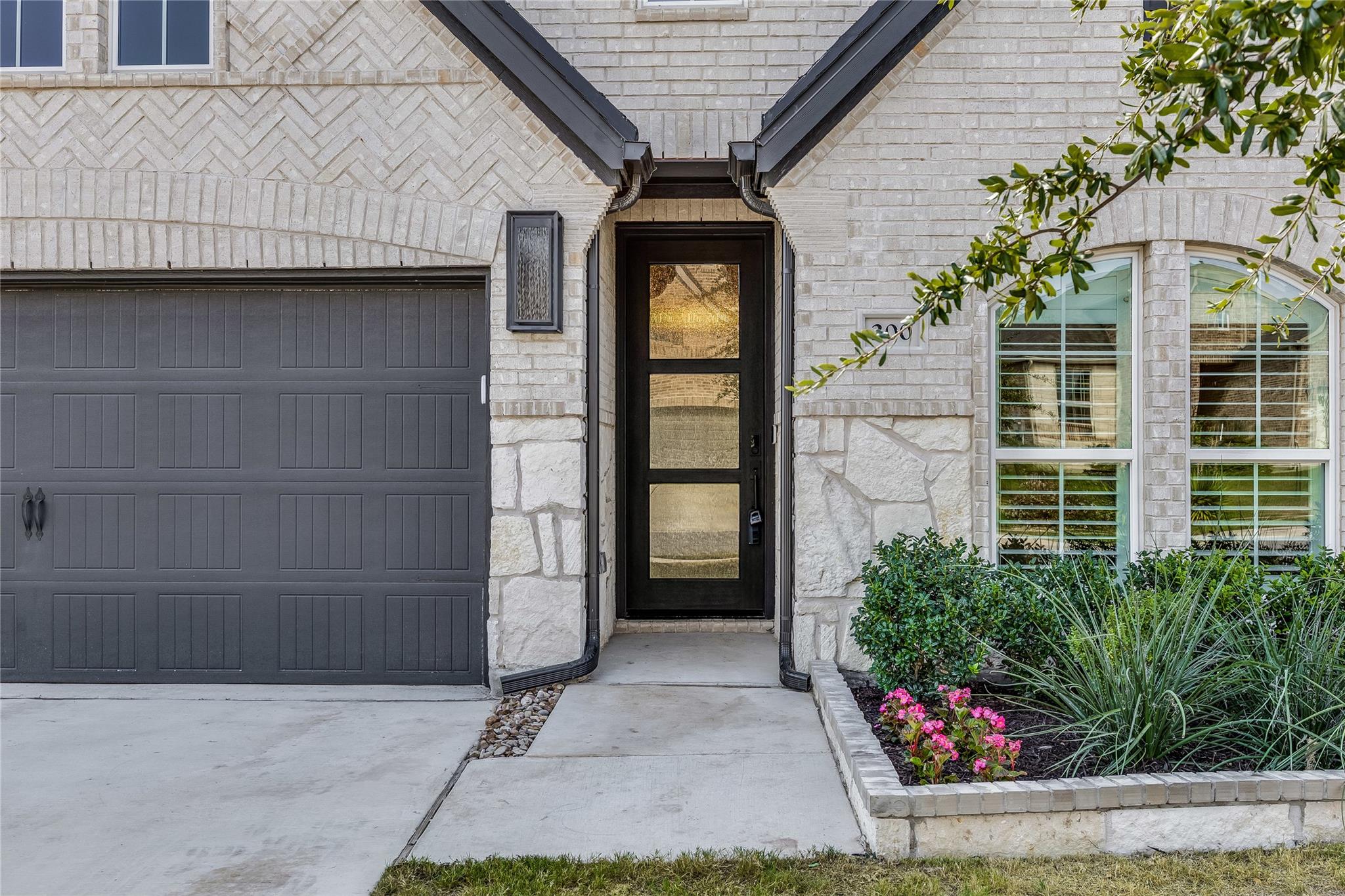 200 Green Knoll LN