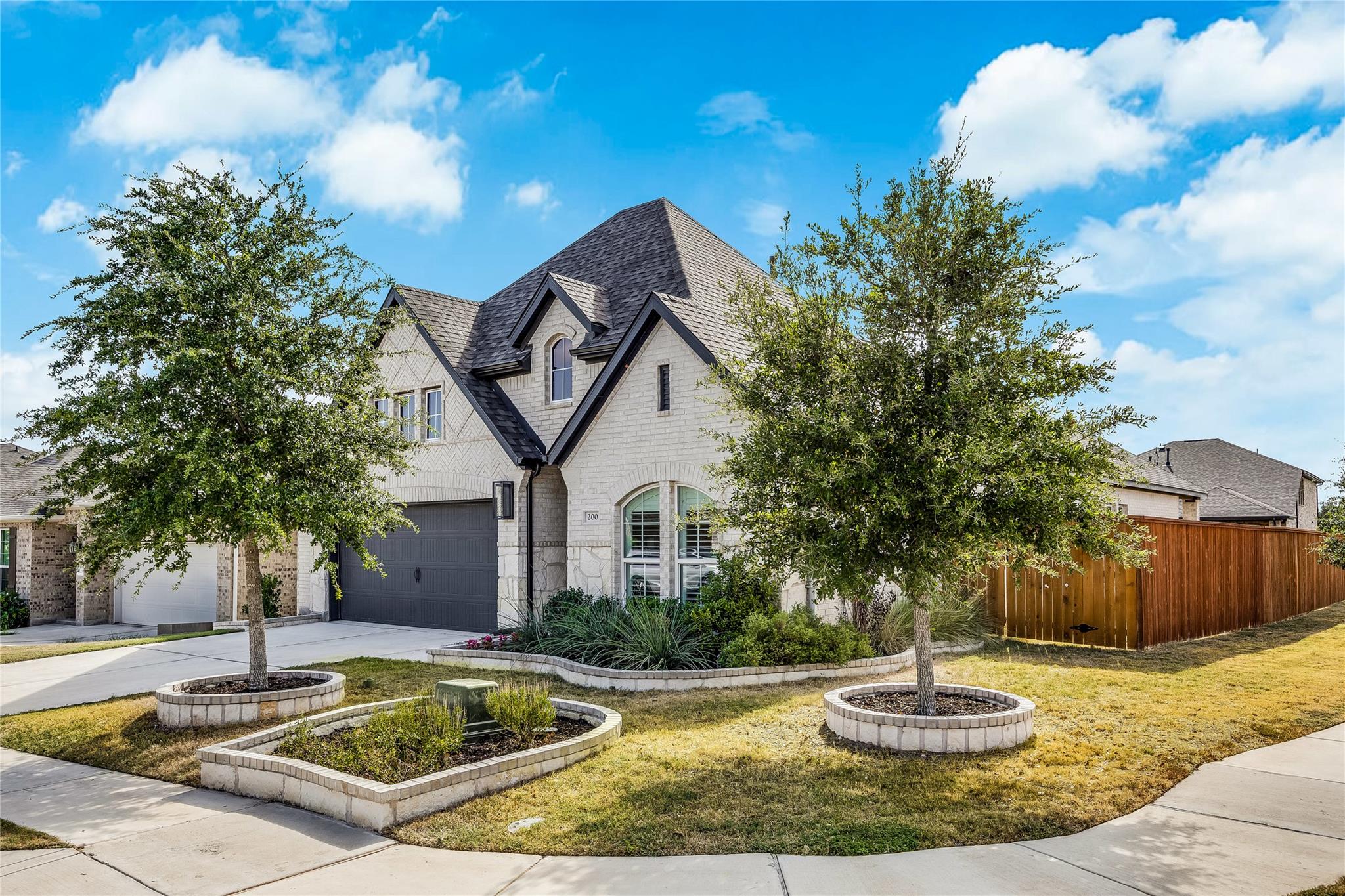 200 Green Knoll LN