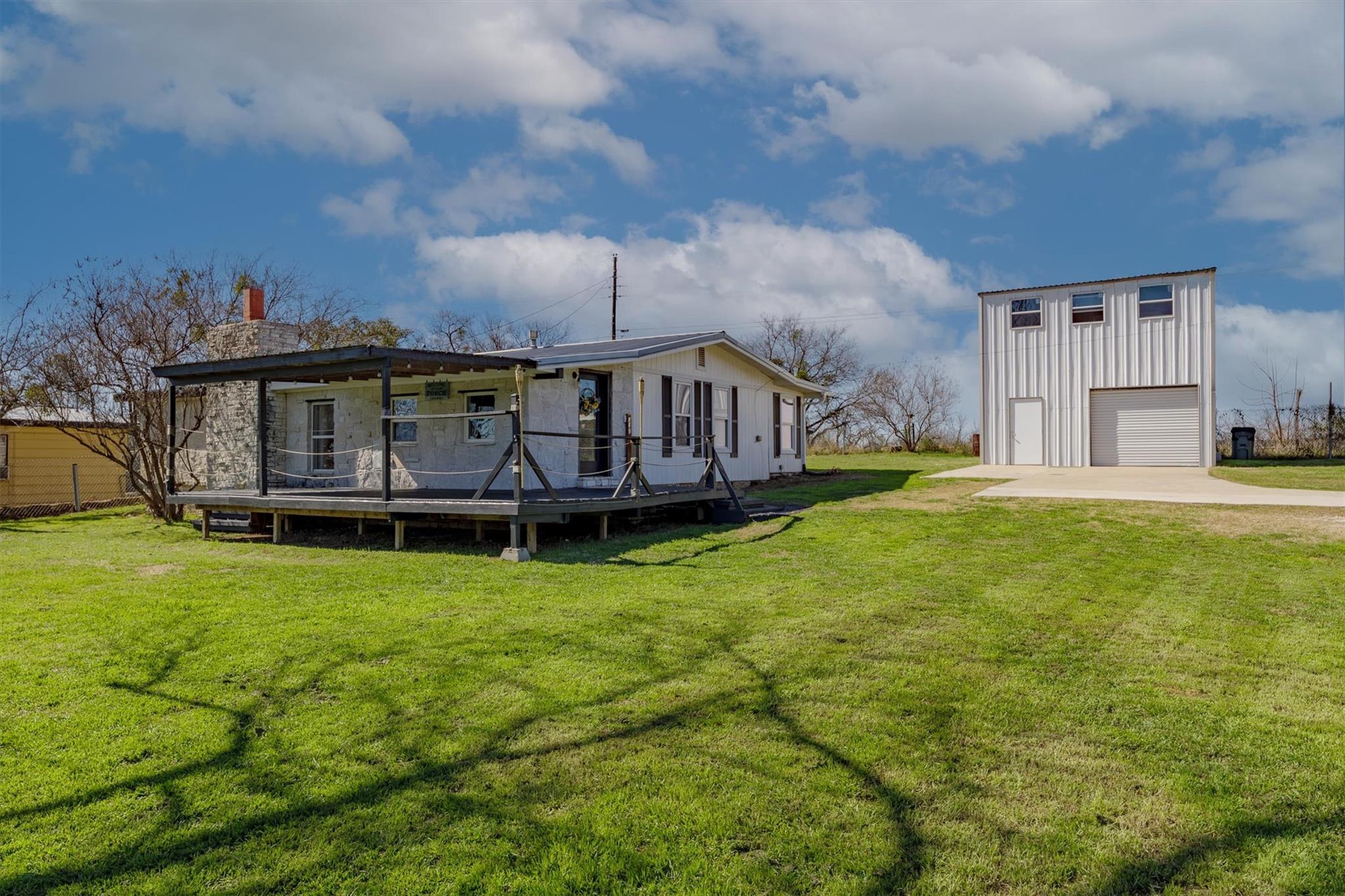 Photo 1 of 34 — 110 Lakewood DR, Burnet, TX 78611